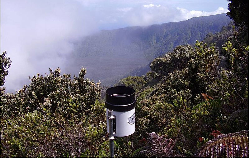 Eine Wetterstation mit Blick auf den Big Bog. 