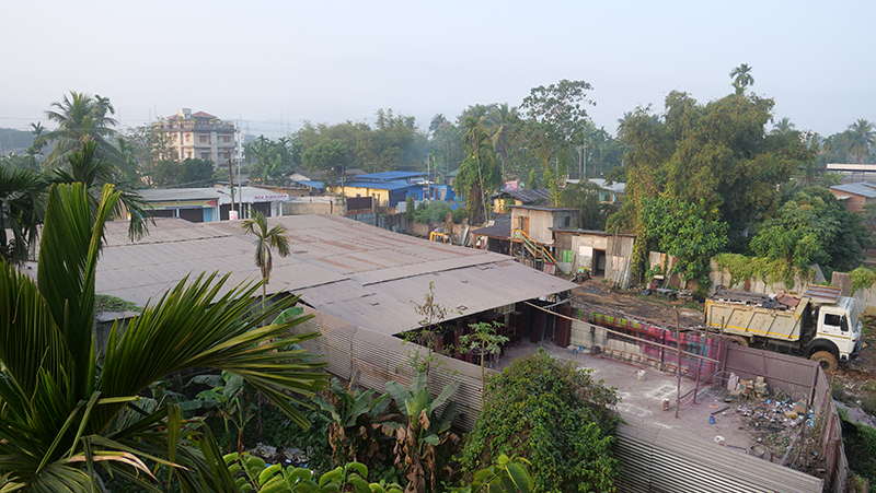 Blick vom Jyoci Apartment in Guwahati kurz nach Sonnenaufgang.