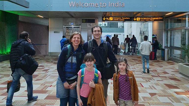 Auf dem Flughafen in Delhi