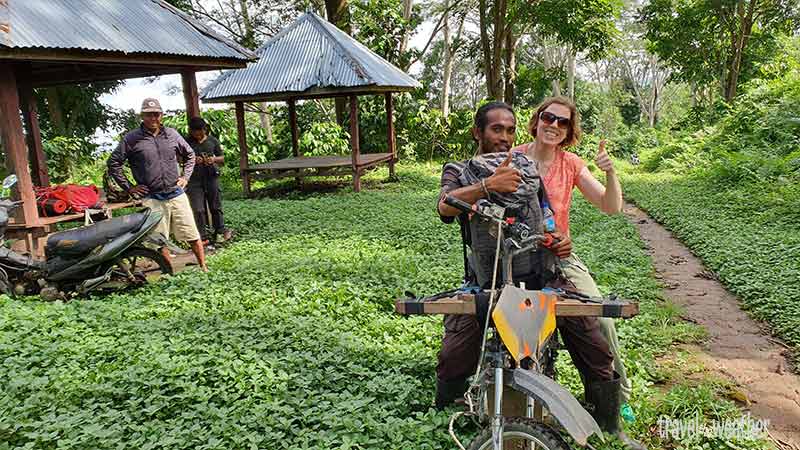 Die Wanderung startet mit einer abenteuerlichen Motorbike-Fahrt.