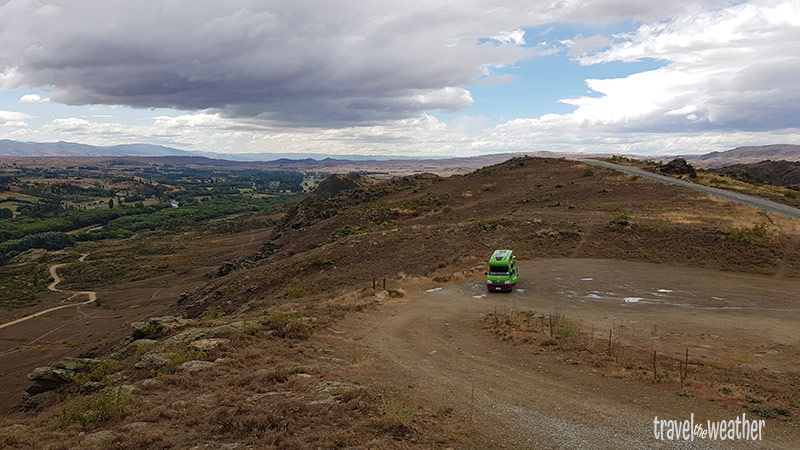 Unser Camper am Alexandra View Point. Links das grüne Flusstal in dem die Stadt liegt, umgeben von trockenem Hügelland.