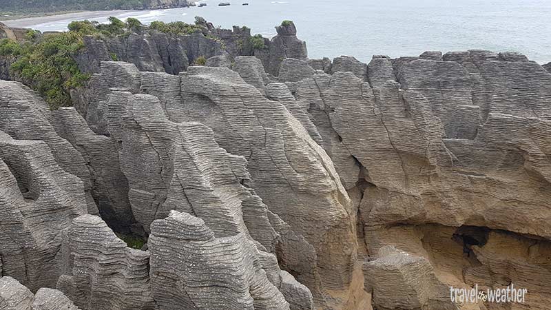 Die Pancake Rocks sehen aus wie gestapelte Pfannkuchen. Es ist nicht ganz klar, wie sie entstanden sind.