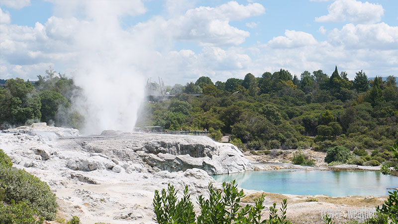 Direkt neben dem Dorf dampft ein Geysir.