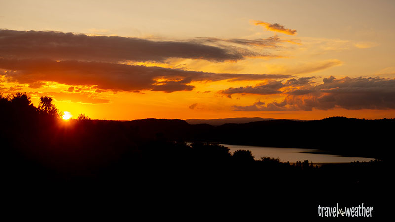 Von unserem Ferienhaus am Lake Taupo können wir tolle Sonnenuntergänge sehen.