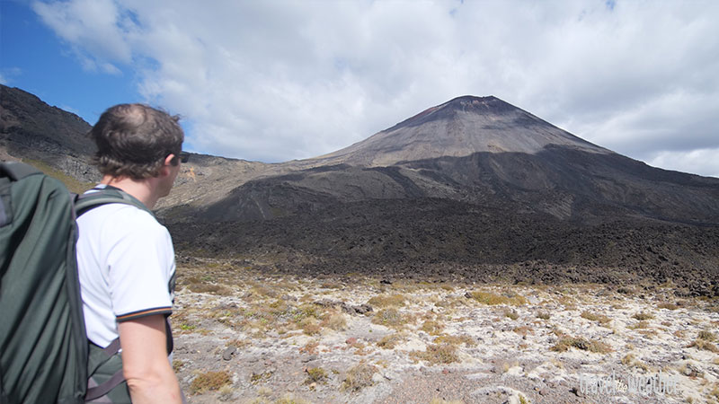 Die ersten Kilometer der Wanderung, den Mount Ngauruhoe immer im Blick.