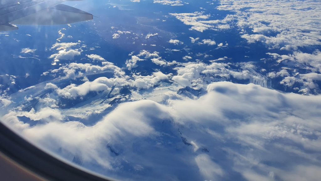 Aus der Luft sehen die riesigen Gletscher winzig aus.