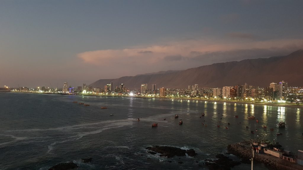 Ausblick von unserer Wohnung in Iquique am Abend.