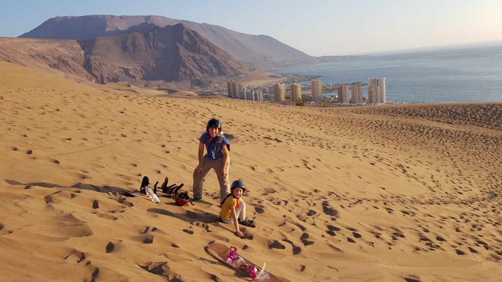 Sandboarding mit toller Aussicht.