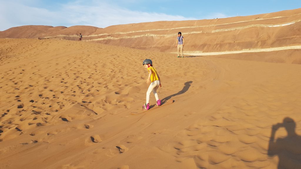 Ich hatte viel Spaß beim Sandboarding.