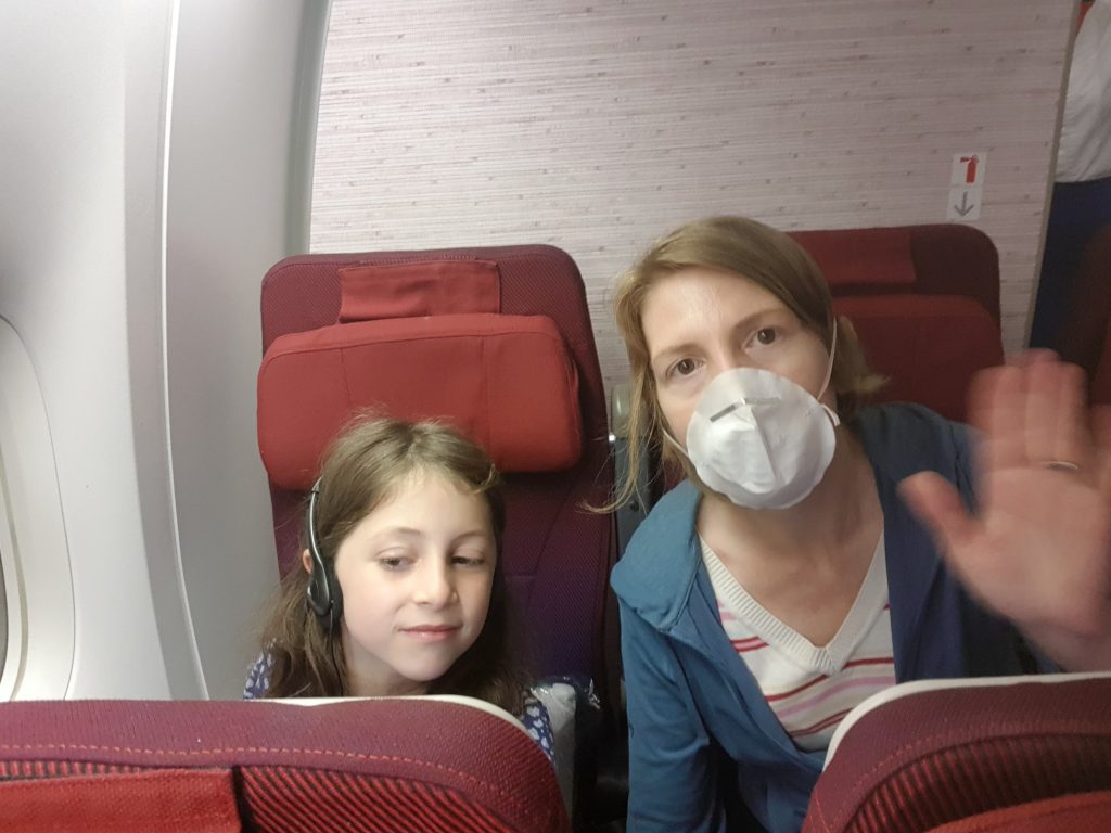 Mit Mama im Flugzeig nach Hause.