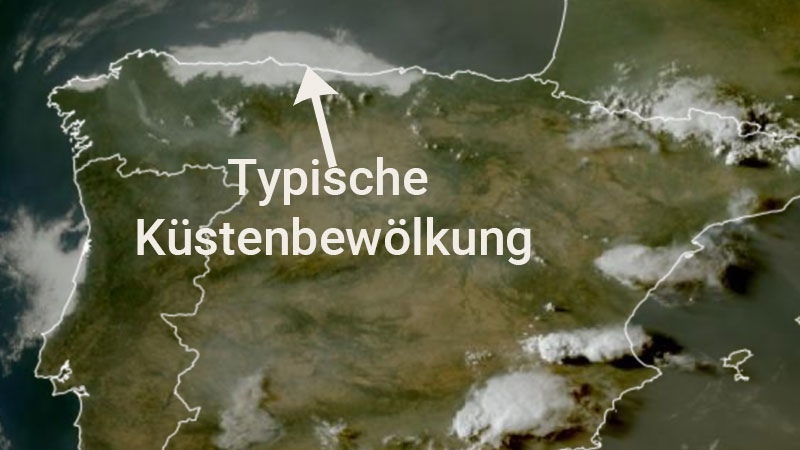 atellitenbild der Iberischen Halbinsel mit dichter Bewölkung entlang der spanischen Nordküste. Ein Pfeil und die Beschriftung „Typische Küstenbewölkung“ markieren das Wolkenband am Kantabrischen Meer.