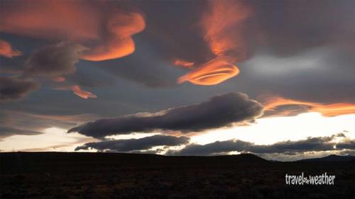 Die Föhnwolken werden von der schon untergegangenen Sonne beleuchtet.