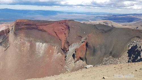 Der Red Crater bietet interessante Farben und Formen.